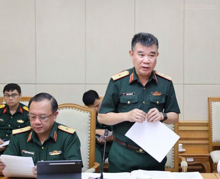 Thiếu tướng Đoàn Quang Hòa, Cục trưởng Cục Chính sách - Xã hội (Bộ Quốc phòng) báo cáo tại buổi làm việc - Ảnh: chinhphu.vn/Thu Giang