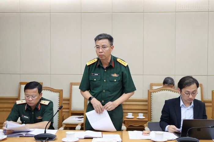 Đại tá Bùi Yên Tĩnh, Phó Cục trưởng Cục Tác chiến (Bộ Quốc phòng) đề xuất đẩy mạnh thu thập, nâng cao hiệu quả quản lý và sử dụng thông tin phục vụ công tác tìm kiếm, quy tập và xác định danh tính hài cốt liệt sĩ - Ảnh: chinhphu.vn/Thu Giang