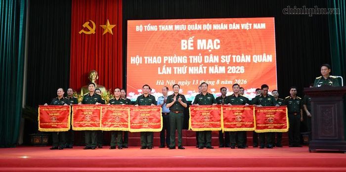 Đại tướng Nguyễn Tân Cương, Tổng tham mưu trưởng QĐND Việt Nam, Thứ trưởng Bộ Quốc phòng trao các giải Nhất, Nhì, Ba toàn đoàn cho các đội tuyển - Ảnh: chinhphu.vn/KL