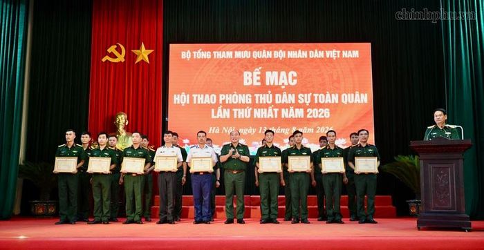 Trung tướng Lê Quang Đạo, Phó Tổng Tham mưu trưởng QĐND Việt Nam trao bằng khen cho các cho các tập thể, cá nhân có thành tích xuất sắc - Ảnh: chinhphu.vn/KL