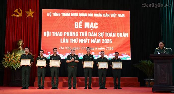 Trung tướng Lê Quang Đạo, Phó Tổng Tham mưu trưởng QĐND Việt Nam trao bằng khen cho các tập thể có thành tích xuất sắc - Ảnh: chinhphu.vn/KL