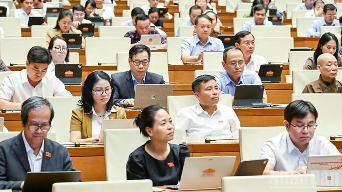 Các đại biểu Quốc hội dự phiên họp toàn thể ở hội trường tại Kỳ họp không thường lệ thứ nhất, Quốc hội khóa XVI. (Ảnh: DUY LINH)