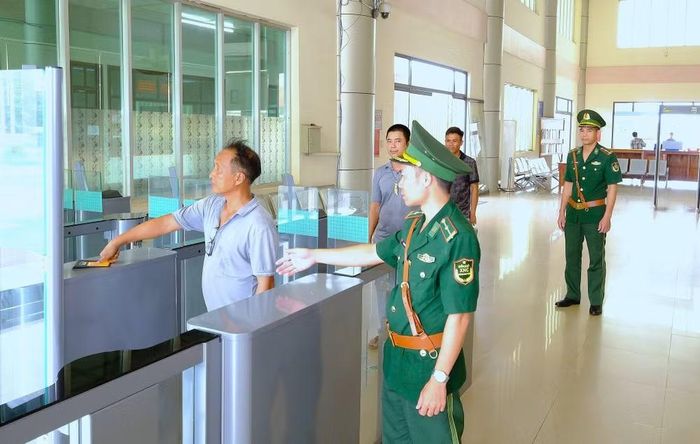 Lực lượng Bộ đội Biên phòng cửa khẩu quốc tế Hoa Lư (xã Lộc Thạnh, thành phố Đồng Nai) hướng dẫn công dân làm thủ tục xuất cảnh trên môi trường số. (Ảnh: NHẤT SƠN)
