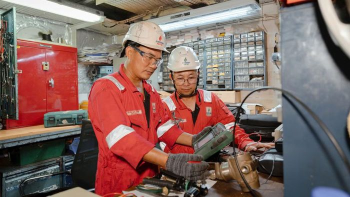 Các kỹ sư, công nhân làm việc tại mỏ Đại Hùng.