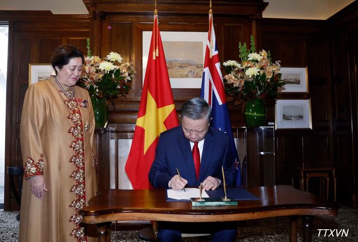 Tổng Bí thư, Chủ tịch nước Tô Lâm ký sổ lưu bút. (Ảnh: Thống Nhất/TTXVN)