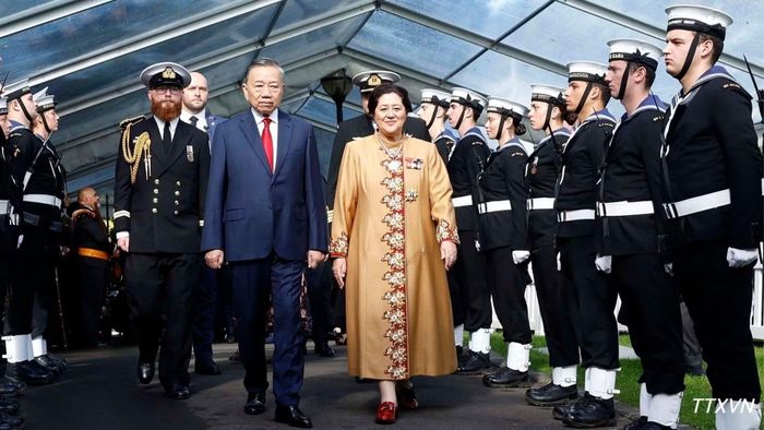 Tổng Bí thư, Chủ tịch nước Tô Lâm và Toàn quyền New Zealand Cindy Kiro duyệt Đội danh dự. (Ảnh: Thống Nhất – TTXVN)
