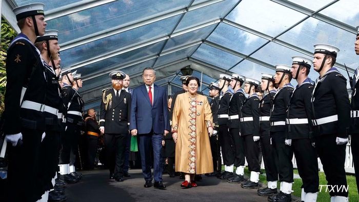 Toàn quyền New Zealand Cindy Kiro chủ trì Lễ đón chính thức Tổng Bí thư, Chủ tịch nước Tô Lâm theo nghi thức cao nhất dành cho nguyên thủ quốc gia. (Ảnh: Thống Nhất – TTXVN)
