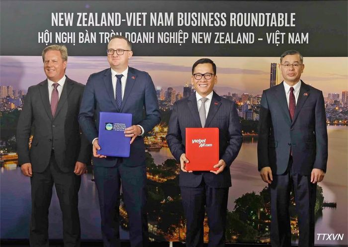Trao các thỏa thuận hợp tác giữa doanh nghiệp hai nước. (Ảnh: Thống Nhất/TTXVN)