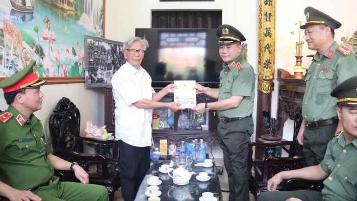 Đoàn công tác thăm hỏi, tặng quà gia đình liệt sĩ Bùi Thị Cúc. (Ảnh: NGỌC BÍCH)