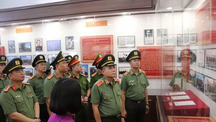 Đoàn đại biểu Công an thành phố tham quan Khu lưu niệm Anh hùng liệt sĩ Công an nhân dân Bùi Thị Cúc. (Ảnh: NGỌC BÍCH)