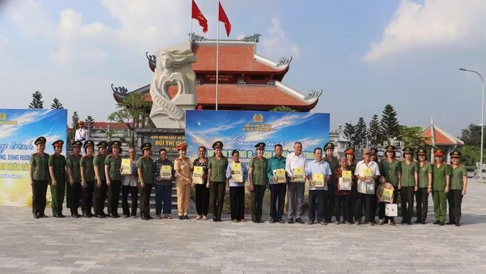 Hội Phụ nữ Công an thành phố Hà Nội trao tặng quà các gia đình có hoàn cảnh khó khăn trên địa bàn xã Xuân Trúc. (Ảnh: NGỌC BÍCH)