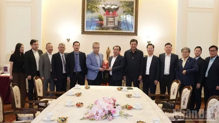 Ủy viên Bộ Chính trị, Bí thư Thành ủy Hà Nội Trần Đức Thắng tặng quà Đại sứ quán Việt Nam tại Nga. (Ảnh: THANH THỂ)