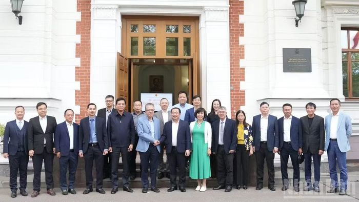 Đồng chí Trần Đức Thắng chụp ảnh chung cùng Đại sứ Đặng Minh Khôi và cán bộ, nhân viên Đại sứ quán. (Ảnh: THANH THỂ)