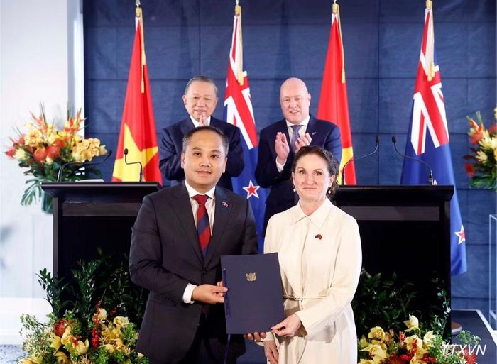 Tổng Bí thư, Chủ tịch nước Tô Lâm và Thủ tướng New Zealand Christopher Luxon chứng kiến trao văn kiện hợp tác giữa hai nước. (Ảnh: Thống Nhất/TTXVN)