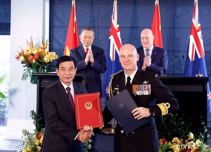 Tổng Bí thư, Chủ tịch nước Tô Lâm và Thủ tướng New Zealand Christopher Luxon chứng kiến trao văn kiện hợp tác giữa hai nước. (Ảnh: Thống Nhất/TTXVN)
