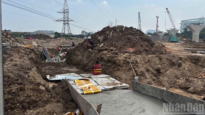 Theo ghi nhận của phóng viên sáng 12/8, hệ thống điện 110kV đã được di dời, hạ ngầm để phục vụ thi công.