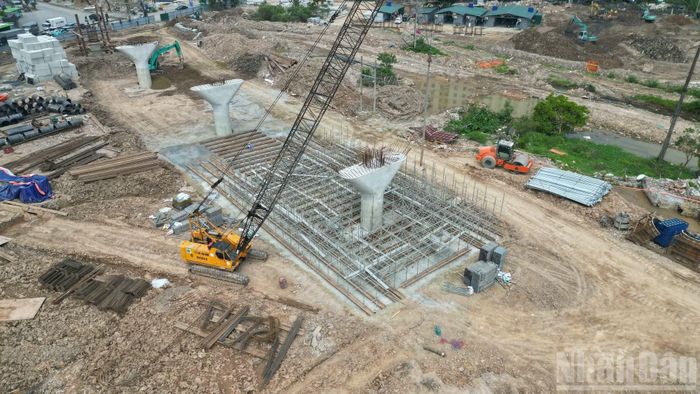 Hàng loạt trụ cầu đang dần mọc lên, tạo diện mạo mới cho công trình.