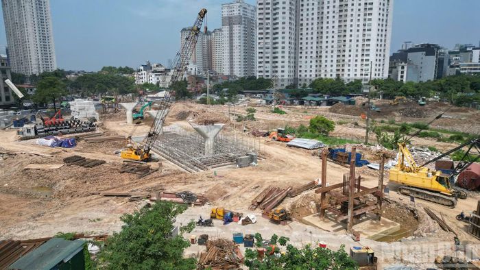 Các mũi khoan cọc nhồi được triển khai, nhiều trụ cầu vượt trực thông trên đường Phạm Tu đã hoàn thành phần móng.