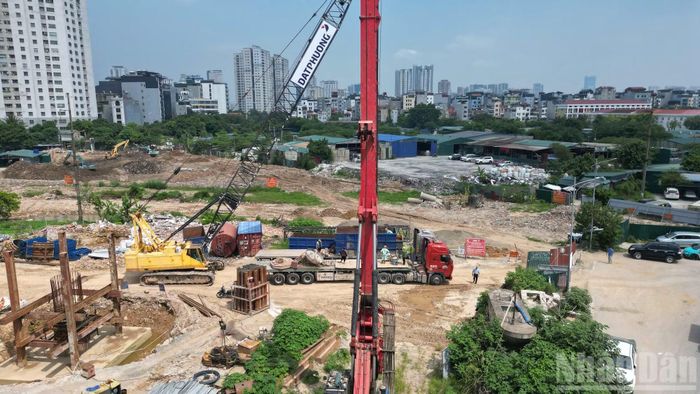 Máy khoan cọc nhồi, cẩu bánh xích, máy xúc cùng nhiều phương tiện, thiết bị được huy động, hoạt động liên tục.