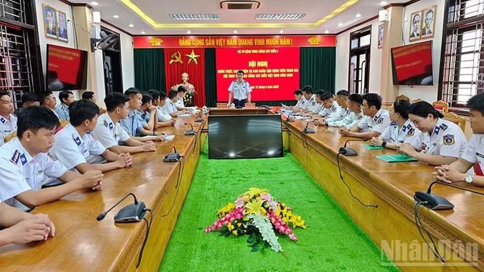 Đại tá Nguyễn Minh Khánh, Phó Tư lệnh, Tham mưu trưởng Bộ Tư lệnh Vùng Cảnh sát biển 2 quán triệt, giao nhiệm vụ cho đoàn vận động viên.