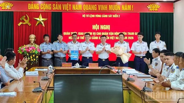 Đại tá Lê Huy và Đại tá Nguyễn Minh Khánh đã tặng hoa, quà, động viên Đoàn vận động viên.