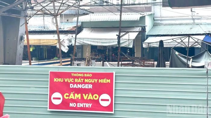 Khu vực hiện trường đã được dựng tôn và biển cảnh báo rất nguy hiểm.