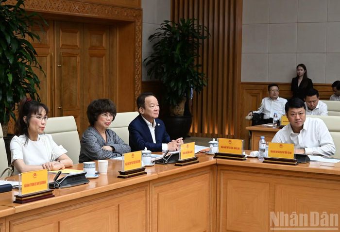 Đại diện lãnh đạo các ngân hàng dự cuộc làm việc.