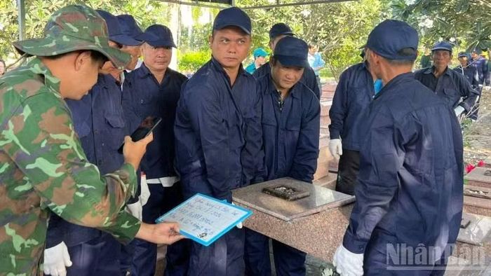 Khai quật, lấy mẫu hài cốt liệt sĩ chưa xác định danh tính tại Nghĩa trang Liệt sĩ Bến Tre. (Ảnh: HOÀNG TRUNG)