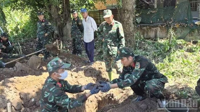 Khai quật, tìm kiếm hài cốt liệt sĩ tại nghĩa trang tạm thời chiến xã Nhuận Phú Tân. (Ảnh: HOÀNG TRUNG)