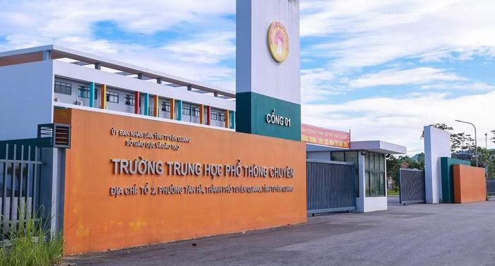 Trường trung học phổ thông chuyên tỉnh Tuyên Quang.