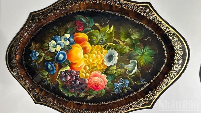 Hoa là họa tiết phổ biến nhất trong các tác phẩm của Zhostovo. (Ảnh: THÙY VÂN)