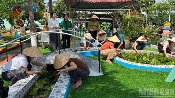 Giáo viên Trường Mầm non Vĩnh Kim vệ sinh trường lớp chuẩn bị cho năm học mới. (Ảnh: THU THỦY)