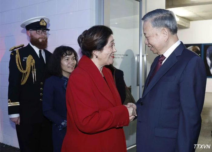 Toàn quyền New Zealand Dame Cindy Kiro đón Tổng Bí thư, Chủ tịch nước Tô Lâm đến tham quan Triển lãm ảnh StarkWhite của nhiếp ảnh gia Fiona Pardington. (Ảnh: Thống Nhất/TTXVN)