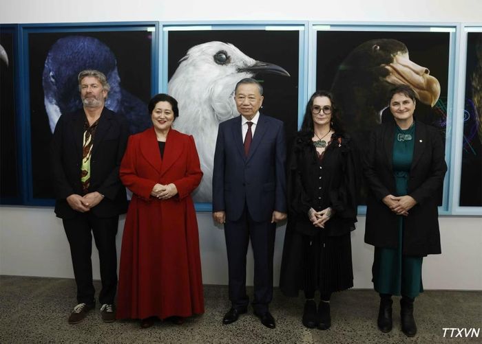 Tổng Bí thư, Chủ tịch nước Tô Lâm cùng Toàn quyền New Zealand Dame Cindy Kiro và các đại biểu tại Triển lãm ảnh StarkWhite của nhiếp ảnh gia Fiona Pardington. (Ảnh: Thống Nhất/TTXVN)