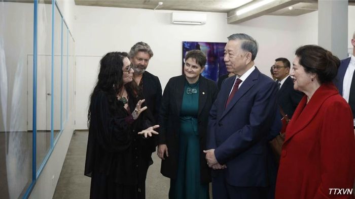 Tổng Bí thư, Chủ tịch nước Tô Lâm và Toàn quyền New Zealand Dame Cindy Kiro﻿ tham quan Triển lãm ảnh StarkWhite của nhiếp ảnh gia Fiona Pardington. (Ảnh: Thống Nhất/TTXVN) 