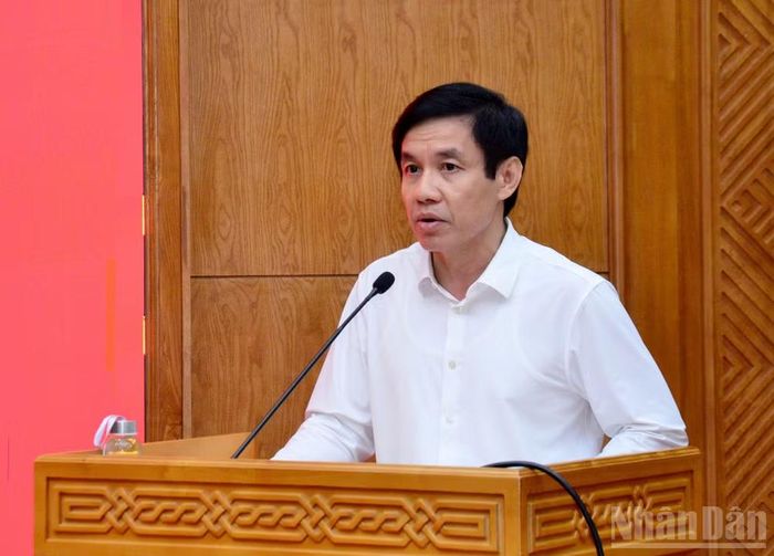 Đồng chí Nguyễn Quang Trường, Phó Bí thư Đảng ủy các cơ quan Đảng Trung ương quán triệt, triển khai kế hoạch thực hiện Quy định số 207-QĐ/TW của Ban Chấp hành Trung ương Đảng khóa XIV về những điều đảng viên không được làm; Nghị quyết số 22-NQ/TW của Ban Chấp hành Trung ương Đảng khóa XIV về Chiến lược An ninh quốc gia tại hội nghị. (Ảnh: PHẠM CƯỜNG)