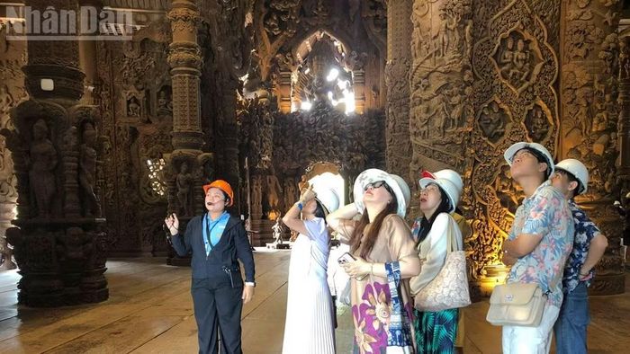 Du khách tìm hiểu về những triết lý sống được chạm khắc trong Đền Chân Lý. (Ảnh: MINH THẮNG)