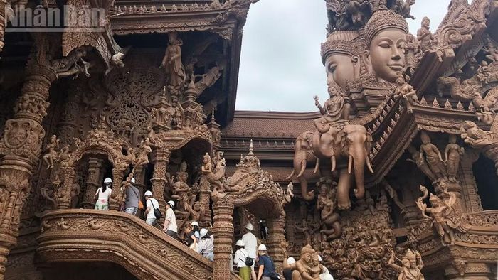 Đền Chân Lý kết hợp hài hòa các phong cách kiến trúc phương Đông. (Ảnh: XUÂN SƠN)
