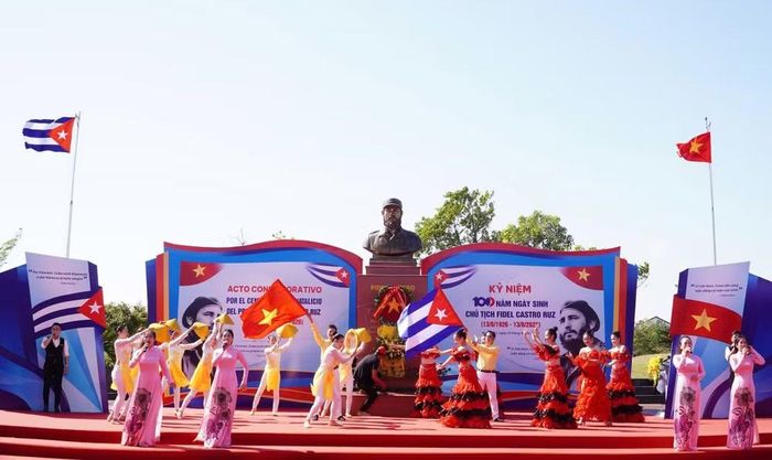 Tiết mục nghệ thuật tại lễ kỷ niệm. (Ảnh: HIẾU MINH)