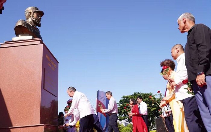 Các đại biểu Việt Nam và Cuba đặt hoa trước tượng đài Chủ tịch Cuba Fidel Castro. (Ảnh: HIẾU MINH)