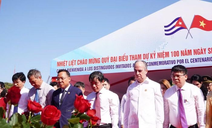 Các đại biểu tưởng nhớ Chủ tịch Cuba Fidel Castro. (Ảnh: HIẾU MINH)