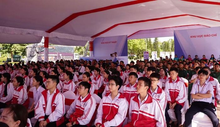 Học sinh Trường trung học phổ thông chuyên Lê Quý Đôn, phường Nam Đông Hà, tỉnh Quảng Trị tham dự lễ kỷ niệm. (Ảnh: HIẾU MINH)
