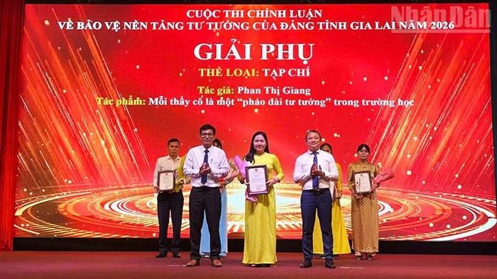 Trao giải phụ cho các tác giả.