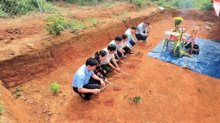 Đại diện các cơ quan tiến hành động thổ bắt đầu khai quật khẩn cấp. (Ảnh: Bảo tàng Nghệ An-Xô Viết Nghệ Tĩnh)