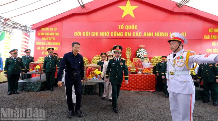 Lãnh đạo Bộ Quốc phòng cùng lãnh đạo thành phố Đồng Nai di chuyển hài cốt liệt sĩ vừa quy tập về nơi thờ phụng.