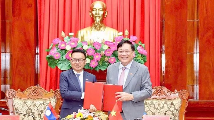 Đồng chí Phạm Thành Ngại và đồng chí Souksavanh Vilavong ký kết ghi nhớ hợp tác. (Ảnh: VIỆT TIẾN)