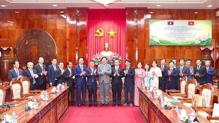 Đại biểu chụp ảnh lưu niệm. (Ảnh: VIỆT TIẾN)