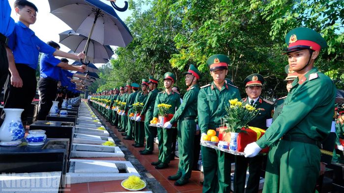 Tiễn đưa các liệt sĩ về nơi an nghỉ.