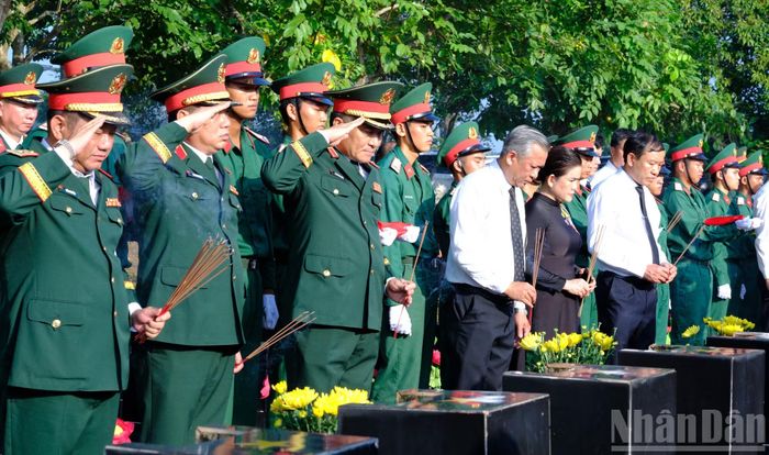 Các đại biểu thực hiện nghi lễ an táng hài cốt liệt sĩ.
