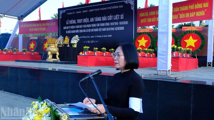 Đồng chí Nguyễn Thị Hoàng, Phó Chủ tịch Ủy ban nhân dân thành phố Đồng Nai đọc diễn văn truy điệu 29 hài cốt liệt sĩ.